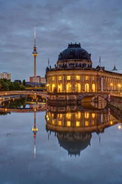 Bulutlu bir sabahta Berlin 'deki Müze Adası ve Televizyon Kulesi