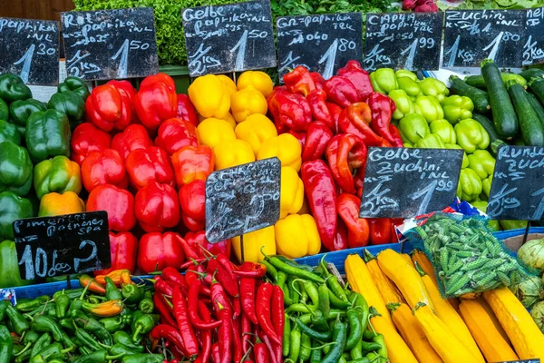 市場での販売のためのピーマンや他の野菜の異なる種類 — ストック写真