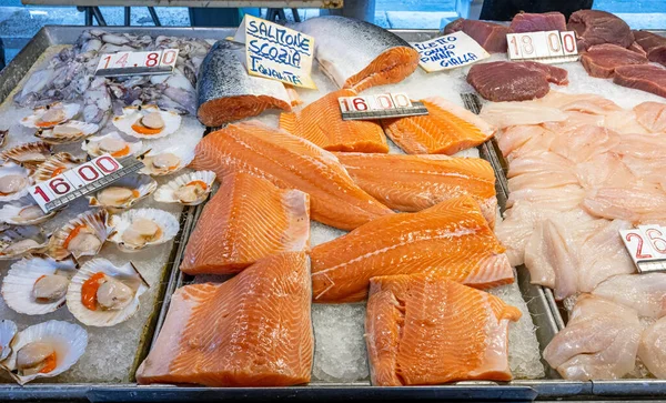 鲑鱼填充物和静坐扇贝在市场上出售 — 图库照片