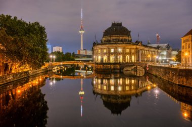 Gece Berlin 'deki Bode Müzesi ve Televizyon Kulesi.