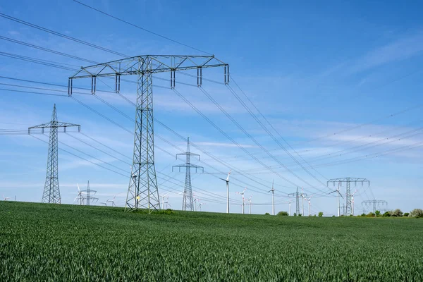 Linhas Energia Com Turbinas Eólicas Nas Costas Vistas Alemanha — Fotografia de Stock