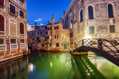 Geceleri Venedik 'in eski bir kasabasında kanal