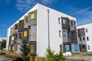 Berlin, Almanya 'da kısmen ahşap görünümlü modern bir apartman.