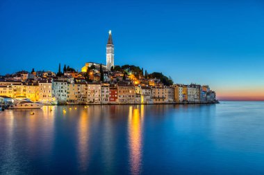 Hırvatistan 'ın eski Rovinj kentinin gece manzarası