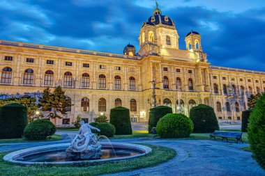 Avusturya, Viyana 'daki Doğal Tarih Müzesi, alacakaranlıkta.