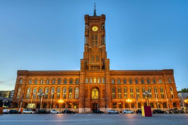 Meşhur Rotes Rathaus, Berlin belediye binası, şafakta.