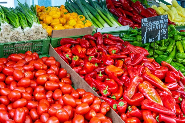 市場で販売されるピーマンや他の野菜の異なる種類 — ストック写真