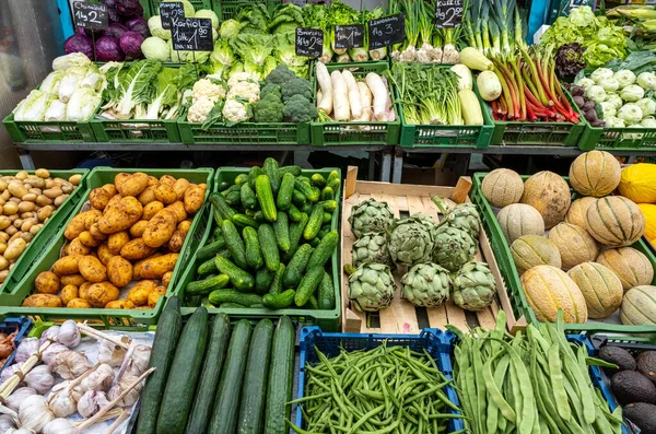 Olika Sorters Sallad Och Grönsaker Till Salu Marknad — Stockfoto