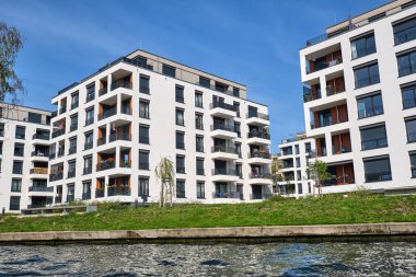Nehirdeki yeni apartman binaları Berlin, Almanya 'da Spree