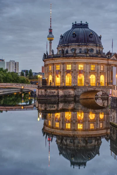 Muzeum Bode Wieża Telewizyjna Berlinie Pochmurny Poranek — Zdjęcie stockowe