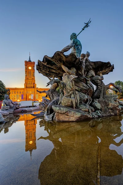 Neptunfontänen Alexanderplatz Berlin Gryningen Med Stadshuset Baksidan — Stockfoto