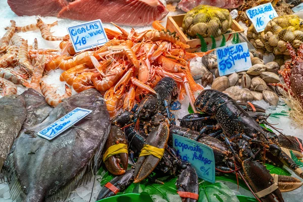 İspanya, Barselona 'da taze balık ve deniz ürünleri satan bir market.