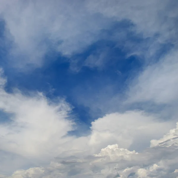 Hemelse Zeegezicht Witte Wolken Een Achtergrond Van Blauwe Hemel — Stockfoto