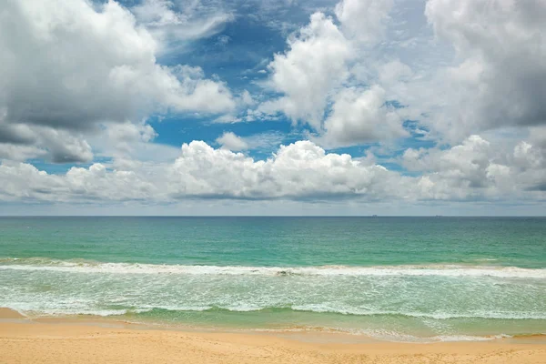 Des Vagues Pittoresques Dans Océan Sable Jaune Ciel Bleu — Photo