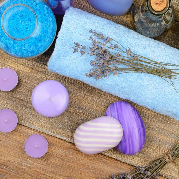 Waren für den Wellnessbereich: Seife, Meersalz, Handtuch, Lavendelöl auf Woo — Stockfoto