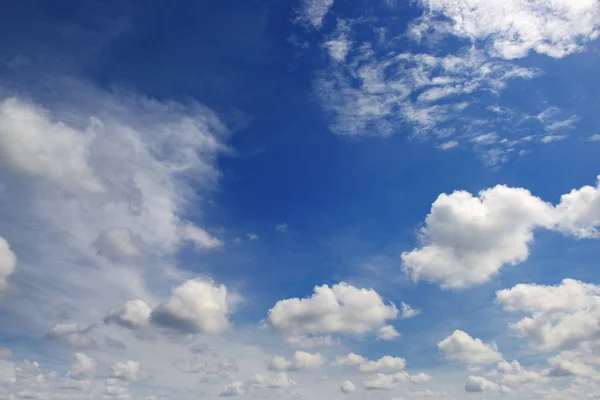 Beautiful Clouds Dark Blue Sky Heavenly Background — Stock Photo, Image