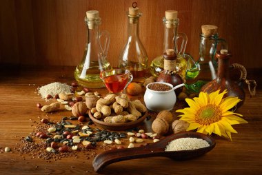 Natürmort tohum ve sağlık (keten, susam, ayçiçeği, zeytin, ceviz, fıstık için yararlı yağlar)