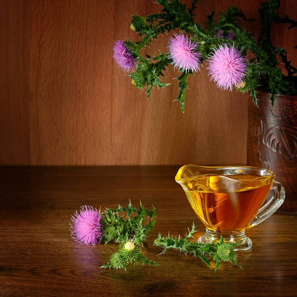 Blühende Pflanzenmilchdistel Und Ölglas Heilkraut Auf Hölzernem Hintergrund Freiraum Für — Stockfoto