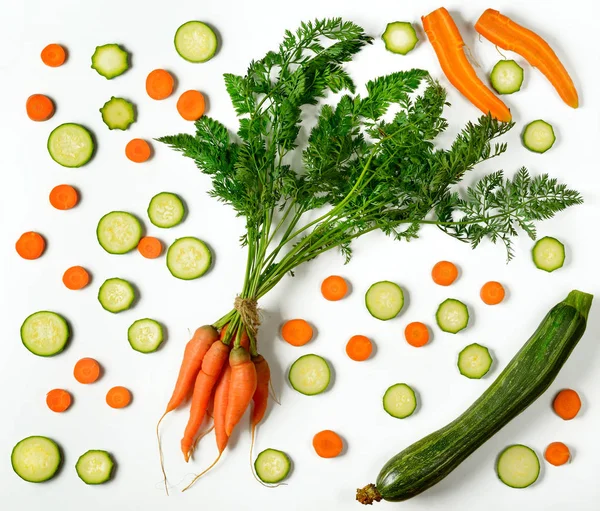 Composición Zanahorias Rodajas Calabacines Aislados Sobre Fondo Blanco Vista Superior — Foto de Stock