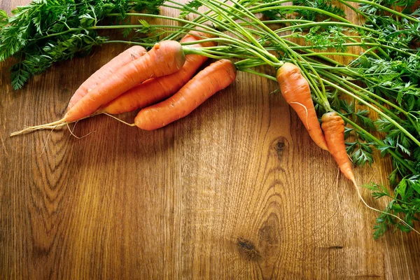 Färska Morötter Träbord Köket Hälsosam Miljövänlig Mat Från Trädgården Ovanifrån — Stockfoto