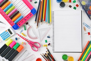 Okul malzemeleri Beyaz arka plan üzerinde kümesi. Metin için yer. Üstten görünüm.