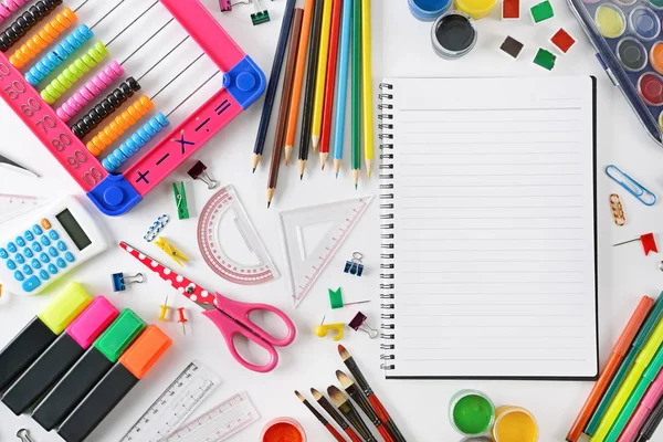 Okul malzemeleri Beyaz arka plan üzerinde kümesi. Metin için yer. Üstten görünüm.