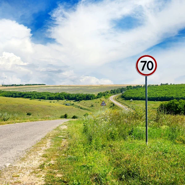 Señal Tráfico Que Limita Velocidad Una Carretera Rural —  Fotos de Stock