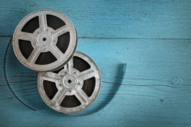 Eski film şeridi ahşap mavi zemin üzerine. Üstten görünüm. Kopya alanı.