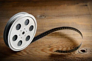 Eski film şeridi ahşap arka plan üzerinde. Üstten görünüm. Kopya alanı.