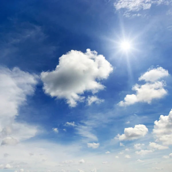 Sol Brilhante Nuvens Fundo Épico Céu Azul Escuro — Fotografia de Stock