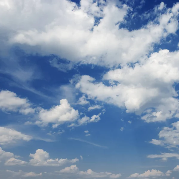 Nubes Blancas Sobre Fondo Azul Oscuro Del Cielo —  Fotos de Stock