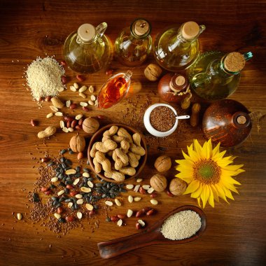 Natürmort tohum ve (keten, susam, ayçiçeği, zeytin, ceviz, fıstık) sağlık için yararlı yağlar. Üstten görünüm.