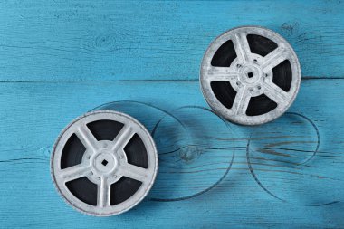 Eski film şeridi ahşap mavi zemin üzerine. Üstten görünüm. Kopya alanı.