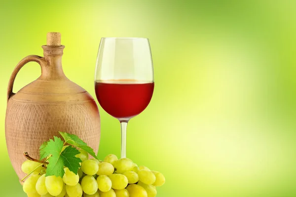 Krug Mit Traubenwein Glas Und Trauben Auf Verschwommenem Grünem Hintergrund — Stockfoto