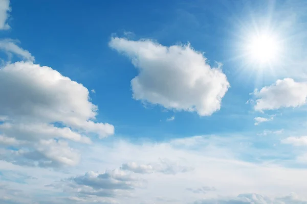 Güneş Mavi Gökyüzü Bulutlar — Stok fotoğraf