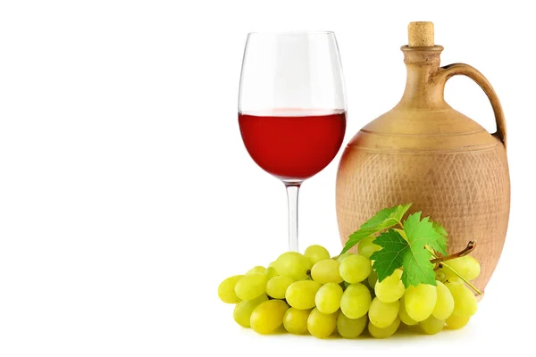 Krug Mit Traubenwein Glas Und Trauben Isoliert Auf Weißem Hintergrund — Stockfoto