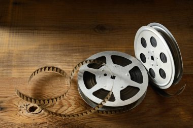 Eski film şeridi ahşap arka plan üzerinde. Üstten görünüm. Metin için yer kopyalayın
