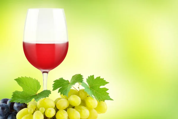 Пакет Винограда Зелеными Свежими Листьями Бокал Красного Вина Зеленом Фоне — стоковое фото