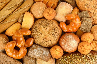 Ekmek ürünleri (buns, baget ekmek, tahıl ekmek, kek, ciabatta, kruvasan) üstten görünüm koleksiyonu.