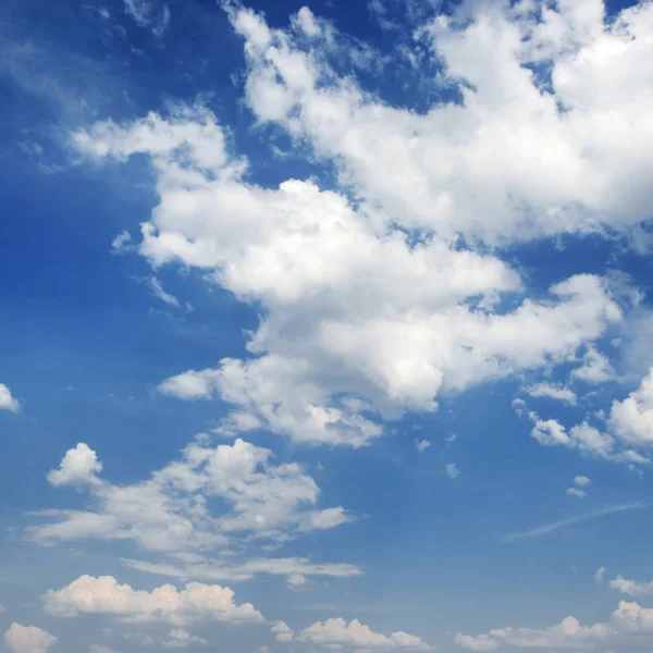 Nubes Cúmulos Sobre Fondo Cielo Azul Oscuro — Foto de Stock