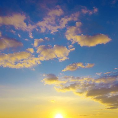 güzel parlak gün batımı gökyüzü