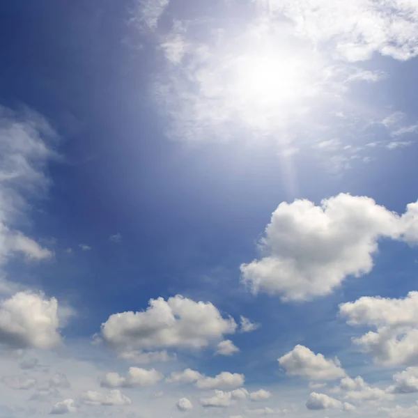 Яскраве сонце в блакитному небі серед хмар . — стокове фото