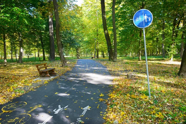 Caminho de bicicleta e um caminho com sinal de aviso — Fotografia de Stock