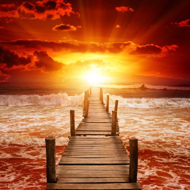 Okyanusta tekneler için ahşap iskele.