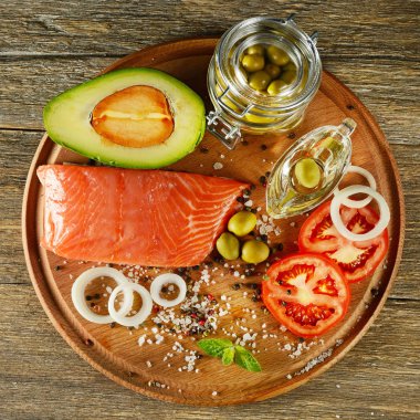 Et kırmızı somon balığı, domates, soğan, baharat, yeşil zeytin ve 