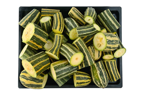 Zucchine tagliate su vassoio isolato su bianco. Contesto vegetale . — Foto Stock