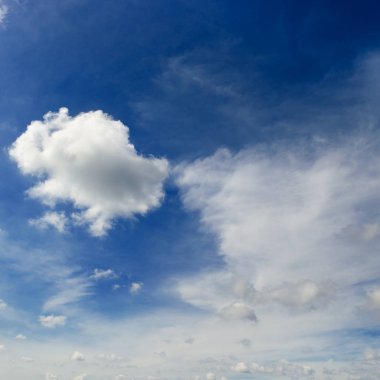 Beyaz cumulus bulutları bir epik mavi gökyüzü arka planı.