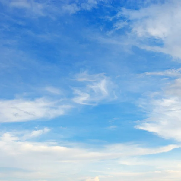 Chmur cirrus światła w błękitne niebo. — Zdjęcie stockowe