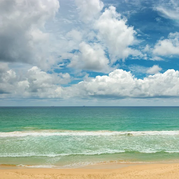 Vagues pittoresques dans l'océan, sable jaune — Photo