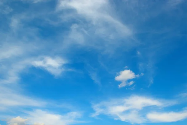 Vita moln på himlen — Stockfoto